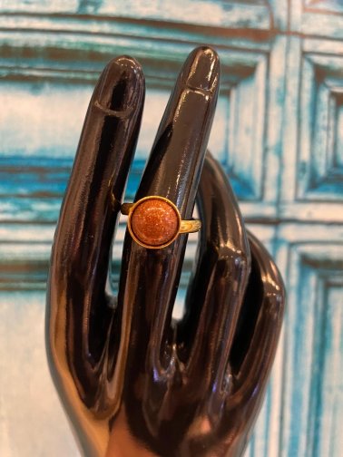 Kultainen hiekkakivi terässormus