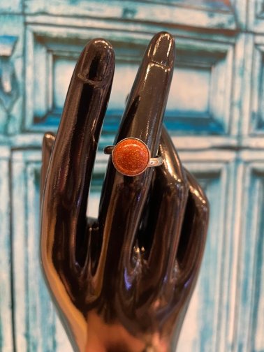 Kultainen hiekkakivisormus